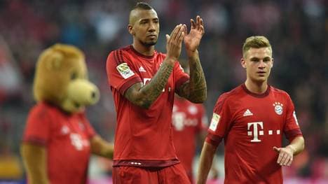 Jerome Boateng (l.) ist begeistert von Joshua Kimmich