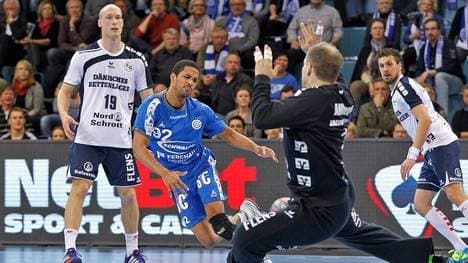 Gummersbachs Raul Santos will Pokalsieger Flensburg mit Mattias Andersson im Tor ausschalten