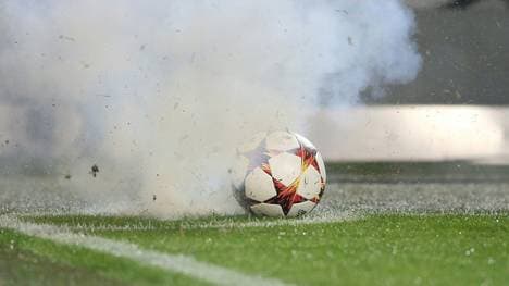 Autos brennen nach Niederlage