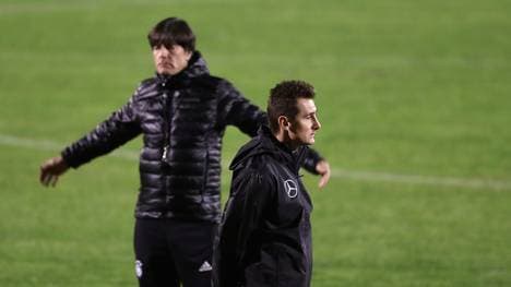 Miroslav Klose (r.) gehört nun zum Trainer-Team von Joachim Löw