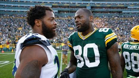 Michael Bennett (links)  von the Seattle Seahawks spricht mit seinem Bruder Martellus