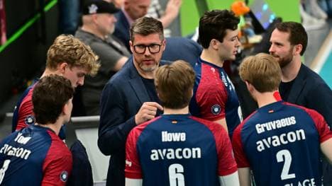 Lüneburg-Trainer Hübner im Kreis seiner Mannschaft