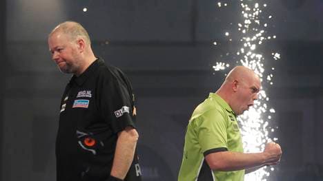 Michael van Gerwen (r.) besiegte Raymond van Barneveld Darts-WM