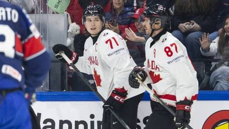 Macklin Celebrini (l.) und Sidney Crosby gegen Italien
