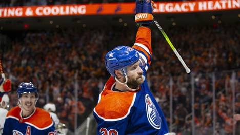 Leon Draisaitl jubelt über einen Treffer