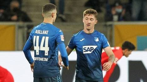 Fisnik Asllani (l.) und Teamkollege Angelo Stiller 