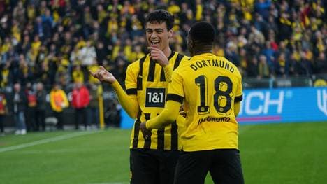 Fussball, 1.BL Saison 2022 2023, Borussia Dortmund -VfL Bochum, 05.11.2022, Signal Iduna Park , Dortmund , Giovanni Reyna, Youssoufa Moukoko, beide BVB Torjuben *** Football, 1 BL season 2022 2023, Borussia Dortmund VfL Bochum, 05 11 2022, Signal Iduna Park , Dortmund , Giovanni Reyna, Youssoufa Moukoko, both BVB Torjuben