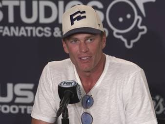 Trotz seiner Leidenschaft für Flag Football wird Tom Brady nicht an den Olympischen Spielen 2028 in Los Angeles teilnehmen. Die NFL-Legende erklärt seine Entscheidung und würdigt zugleich die harte Arbeit der „richtigen“ Flag Football Profis.