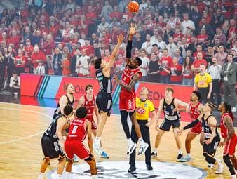 Die Basketball-Highlights von Spiel 1 der Viertelfinal-Serie Bamberg Baskets - ratiopharm Ulm aus den BBL-Playoffs im Video.