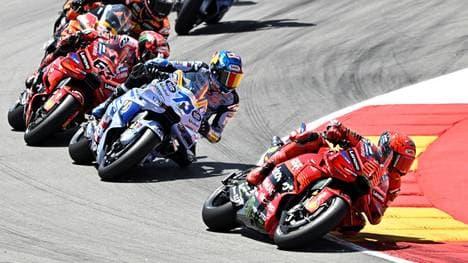 Marc Márquez führt das Feld vor seinem Bruder Álex an