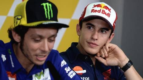 Valentino Rossi (l.) und Marc Marquez auf einer Pressekonferenz