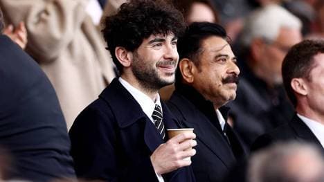 AEW-Boss Tony Khan (l.) und Vater Shahid scheinen die Turbulenzen bei WWE auszukosten