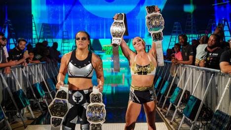 Ronda Rousey (r.) und Shayna Baszler sind nun alleinige Tag-Team-Champions bei WWE