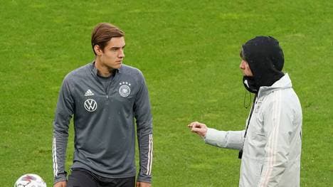 Bundestrainer Joachim Löw (r.) setzt gegen die Türkei auch auf Debütant Florian Neuhaus