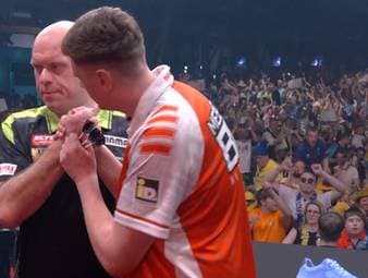 Niko Springer präsentiert sich beim German Darts Grand Prix in München in Gala-Form! Darts-Gigant Michael van Gerwen hat nicht den Hauch einer Chance gegen den Deutschen.