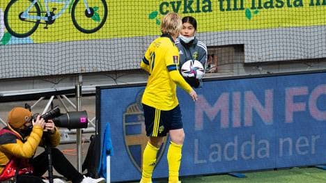 Emil Forsberg bittet ein Ballmädchen um Mithilfe