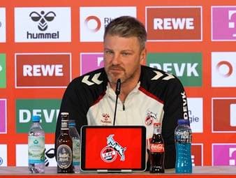 Im Vorfeld des Rheinderbys spricht Trainer Kwasniok über seine Herkunft und die bevorstehende Partie. Er richtet den Fokus voll auf das bevorstehende Spiel.