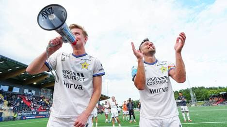 Adam Wikman (l.) und Kapitän Henrik Rönnlöf Castegren schreiben mit IK Sirius an einem Fußballmärchen