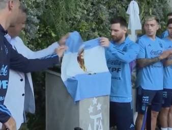 Nach dem Gewinn der WM in Katar bekommt Superstar Messi eine besondere Auszeichnung. Das Trainingsgelände der argentinischen Nationalmannschaften wird zu seinen Ehren umbenannt, Messi reagiert überwältigt.