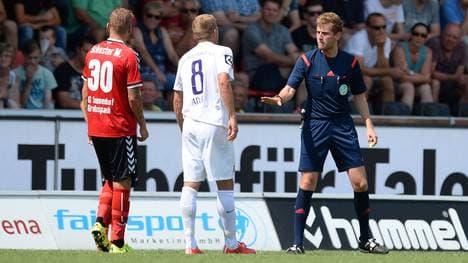 Justus Zorn (r.) musste im Spiel SG Sonnenhof Großaspach gegen Erzgebireg Aue viel diskutieren