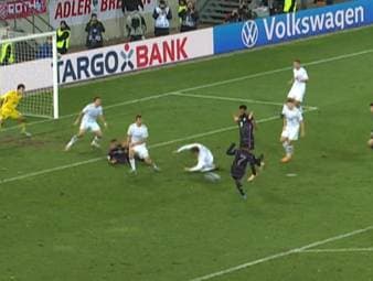 Der FC Bayern scheitert in der 2. Runde des DFB-Pokals am 1. FC Saarbrücken. Der Drittligist erzielt tief in der Nachspielzeit den Siegtreffer.