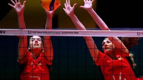 Die deutschen Volleyballerinnen haben sich als Gruppensieger für das Halbfinale qualifiziert