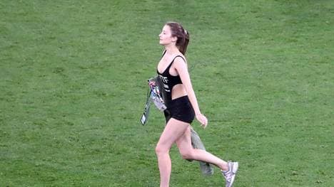 Einer Flitzerin störte die Partie zwischen Belgien und Finnland