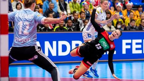 Die deutschen Handballerinnen haben bei der WM gegen Frankreich die erste Niederlage kassiert