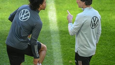 Bundestrainer Jogi Löw gibt Leroy Sane Anweisungen