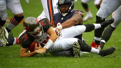Ryan Fitzpatrick (l.) musste bei der Niederlage seiner Tampa Bay Buccaneers gegen die Chicago Bears mächtig einstecken