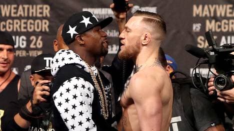 Floyd Mayweather Jr. (l.) und Conor McGregor sehen sich ganz tief in die Augen