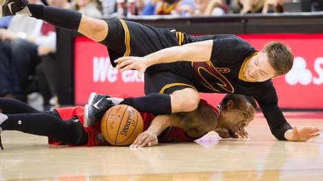 Matthew Dellavedova im Zweikampf mit Damian Lillard