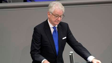 Marcel Reif hat eine emotionale Rede für die Opfer des Nationalsozialismus gehalten