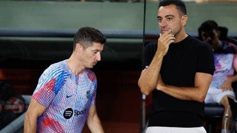 Xavi (r.) spricht über die Sperre seines Superstars