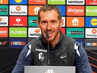 Julian Schuster wird gefragt, welchen Spieler er vom kommenden Gegner, FC Utrecht, verpflichten würde. Der Freiburg-Coach nennt Linksverteidiger Souffian El Karouani - der hat aber aktuell keinen Platz im Kader.