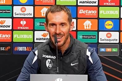 Plötzlich kommt es während der PK zu Transferverhandlungen