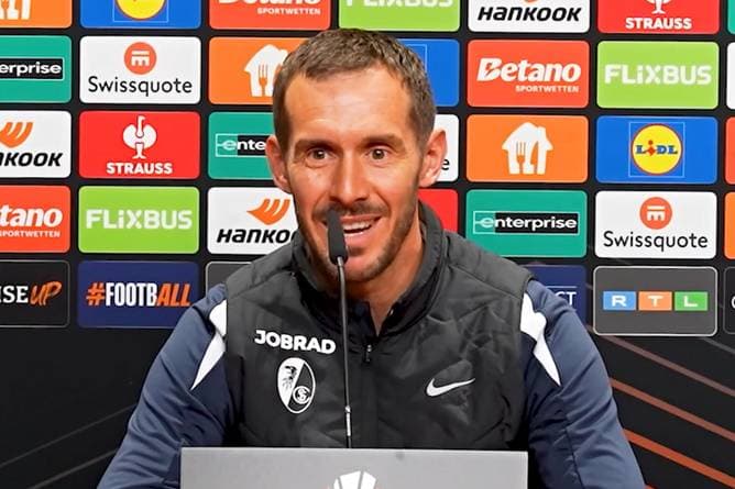 Plötzlich kommt es während der PK zu Transferverhandlungen