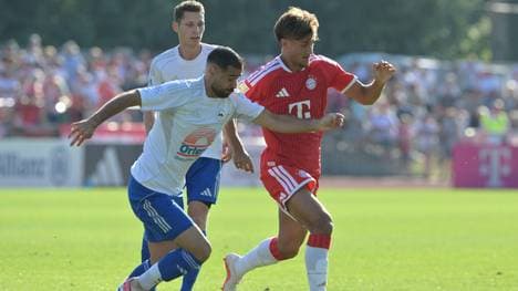 Tom Bischof (r.) mit Rottachs Kapitän Ferhat Yilmazer
