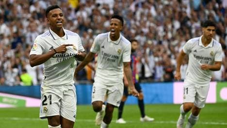 Rodrygo (l.) feiert seinen verwandelten Foulelfmeter 