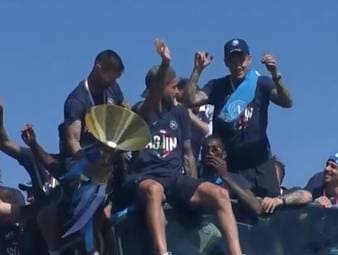 Tausende Napoli-Fans feierten den Gewinn der Meisterschaft ausgelassen auf den Straßen Neapels und begleiteten ihr Team bei einer triumphalen Fahrt durch die Stadt.