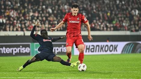 Maximilian Eggestein im Zweikampf mit Soumaila Diabate