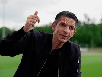 Deniz Aytekin zählt zum Karriereende zu den beliebtesten Schiedsrichtern der Bundesliga. Das war jedoch nicht immer so. 2011 wird er zum unbeliebtesten Referee gewählt. Aytekin übt rückblickend Selbstkritik.
