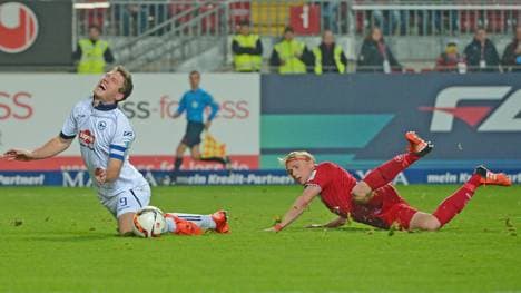 Tim Heubach (r.) fliegt nach diesem Foul an Fabian Klos im Strafraum vom Platz