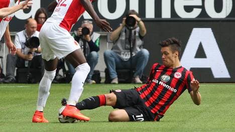 Vaclav Kadlec bei einer Grätsche gegen Augsburgs Baba