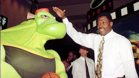 Patrick Ewing tätschelt sein außerirdisches Alter Ego aus "Space Jam"