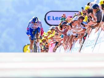 Der deutsche Fahrer Florian Lipowitz hat nach der 13. Etappe bei der Tour de France 2025 nur noch sechs Sekunden Rückstand auf das Podium. Der Dominator bleibt Tadej Pogacar.