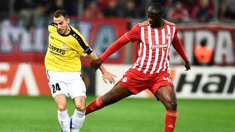 Yaya Toure (r.) stand bei Olympiakos Piräus nur drei Mal in der Anfangsformation
