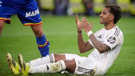 Rodrygo sitzt auf dem Rasen