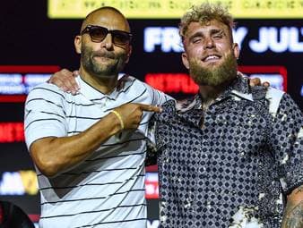 Zwei Männerfreunde und eine Gelddruckmaschine