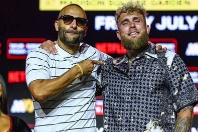 Zwei Männerfreunde und eine Gelddruckmaschine